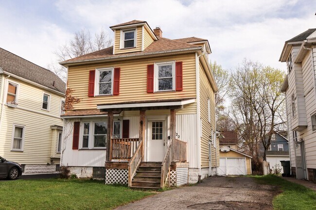 Building Photo - GREAT SINGLE FAMILY HOUSE . WAITING FOR YOU TO CALL HOME !!