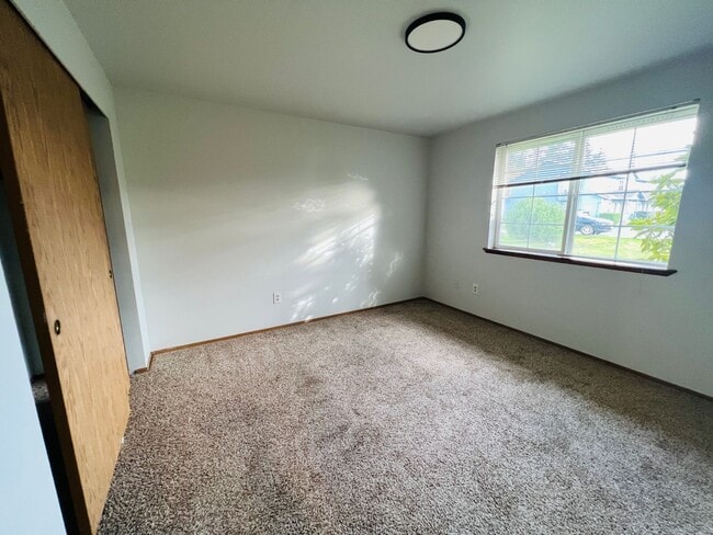 Building Photo - Adadow - Duplex E Broadway