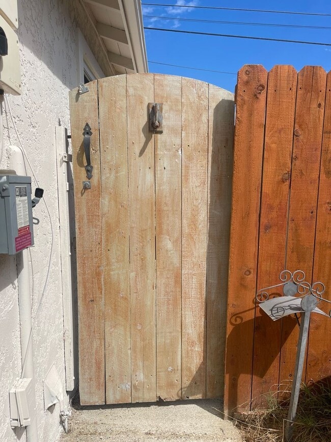 Building Photo - Freshly Renovated Studio with Yard & Mount...