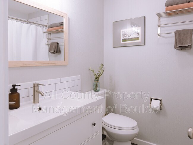 Building Photo - 727 Julian Cir