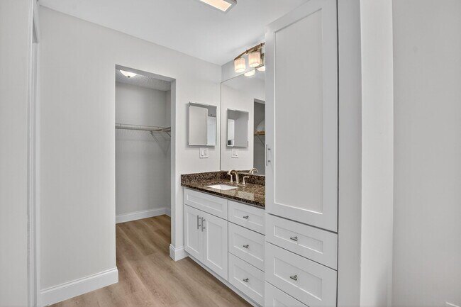 Building Photo - 8 Royal Palm Way