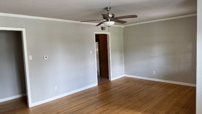 Building Photo - 10932 Dunaway Dr