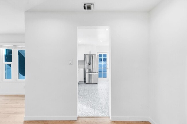 Building Photo - 12334 Moorpark St