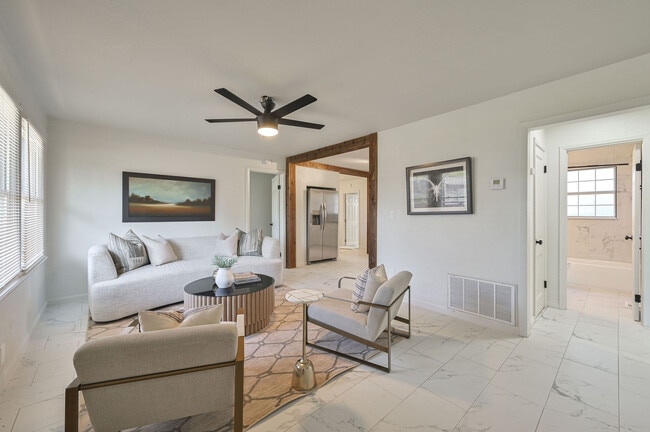 Building Photo - 4013 Mallard Dr