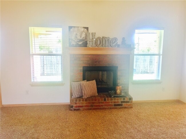 Building Photo - New flooring and paint!  Cute 3 bed, 2 bat...