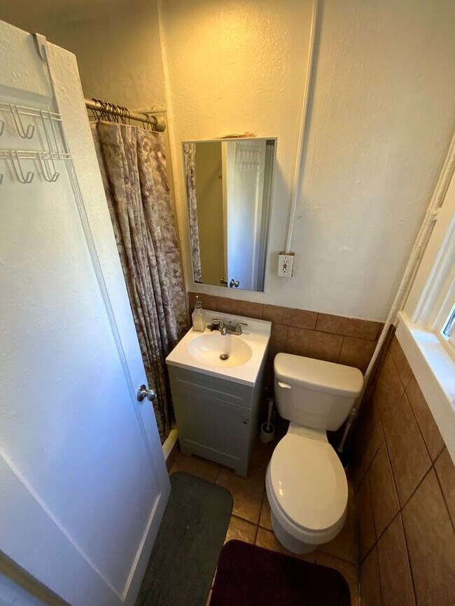 Building Photo - Tacoma home 3bdr 2 bath 1 car garage **** this home is still occupied please do not disrupt the r...