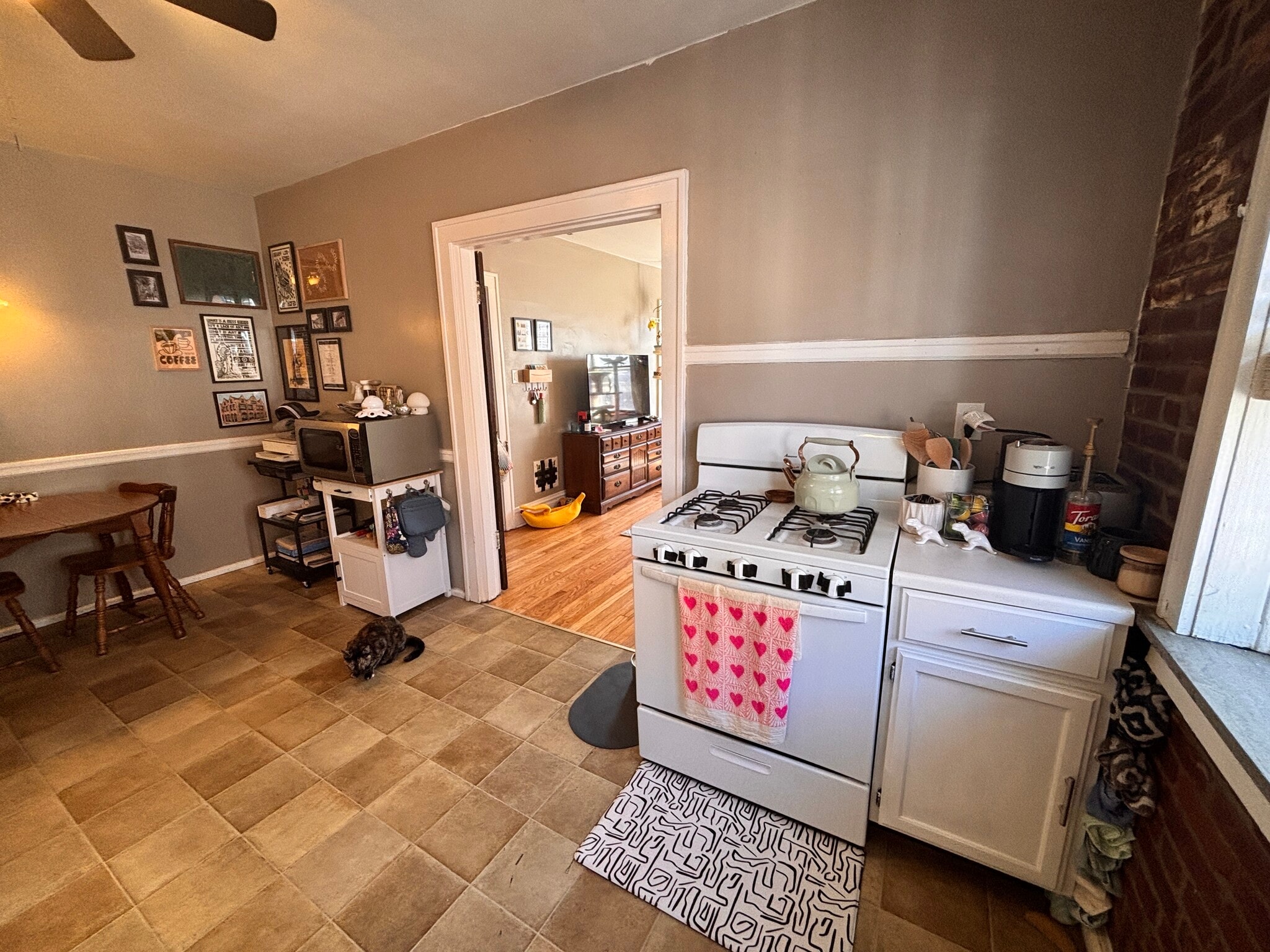 Gas Stove - 4945 Mardel Ave