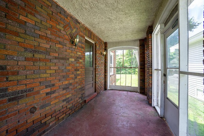 Building Photo - Charming Single Family Home In Residential...
