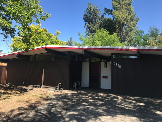 Primary Photo - Sprawling 7 bedroom home available for sum...