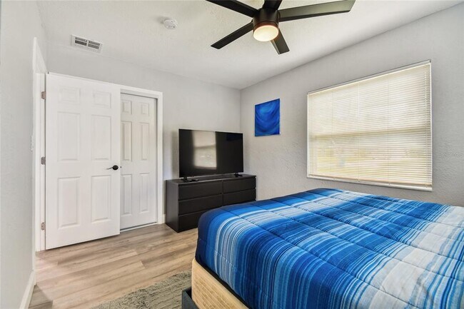 Building Photo - 2221 Calexico Way S