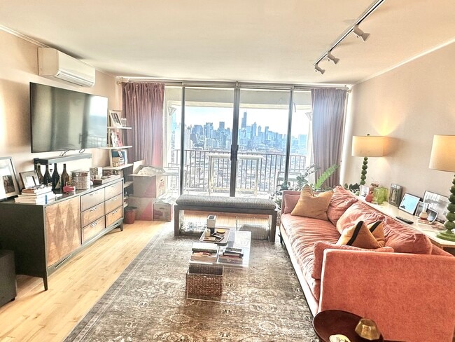 Building Photo - 1960 N Lincoln Park W