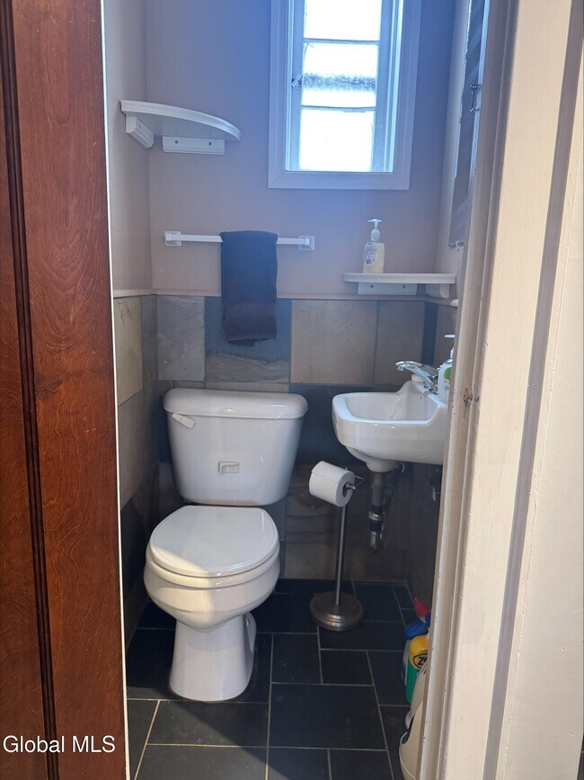 Building Photo - 186 S Allen St