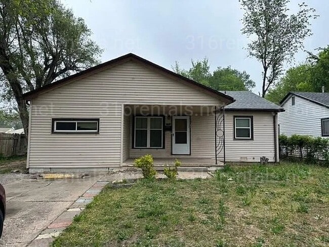 Primary Photo - $1,095 - 4 bedroom / 1 bathroom - Single F...