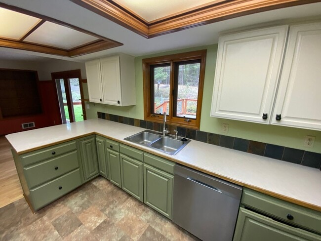 Building Photo - Wonderful Unfurnished 3 Bed 3 Bath Home ou...