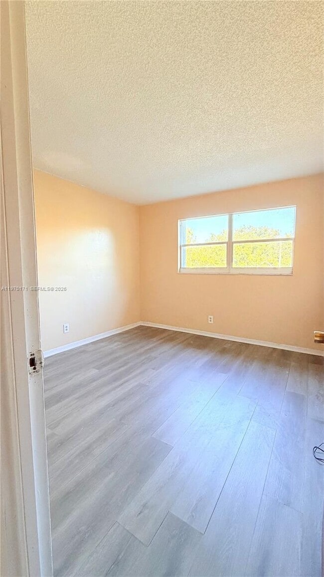 Building Photo - 948 SW 74th Ave