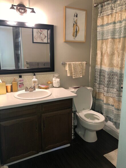 bath - 645 Manhattan Pl