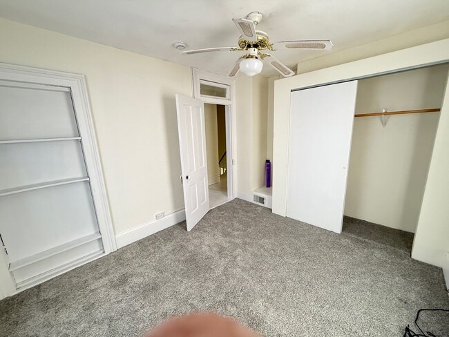 Building Photo - Large 4 BR house in Heyworth