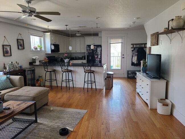 Building Photo - 10 Fern St