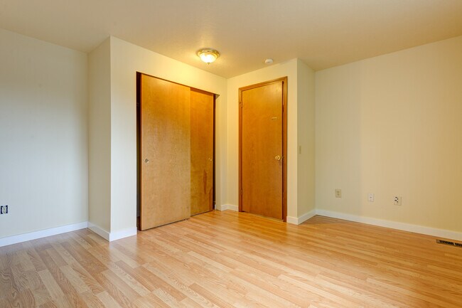 Building Photo - 8bed, 4 BA House, Close to University Village!!