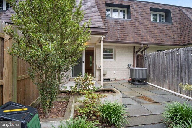 Building Photo - Beautifully Renovated 2-Level Townhome in the Heart of Falls Church City