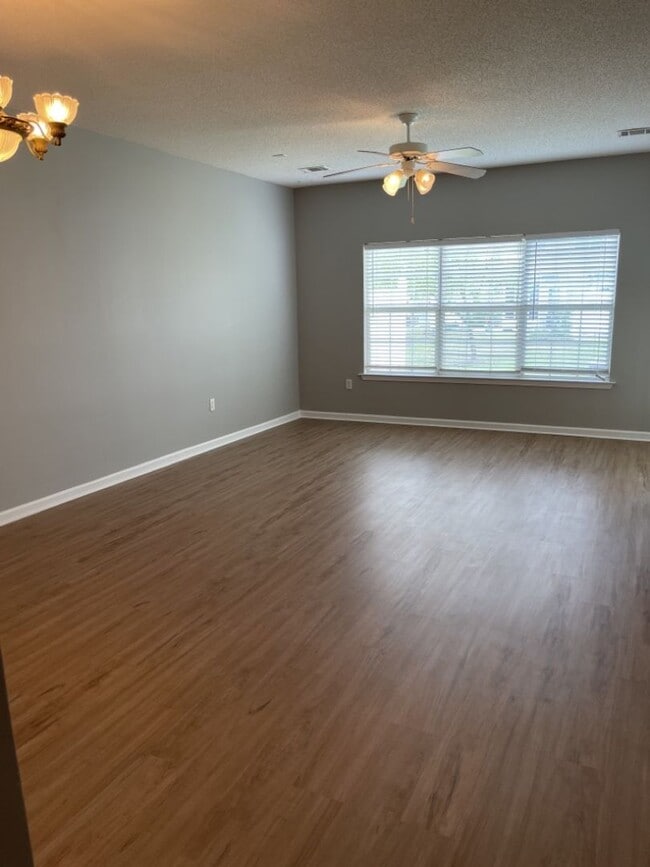 Building Photo - 23 Stonelake Cir
