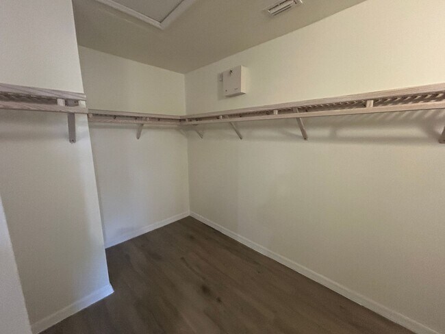 Building Photo - Coming soon  3/2  Pool home