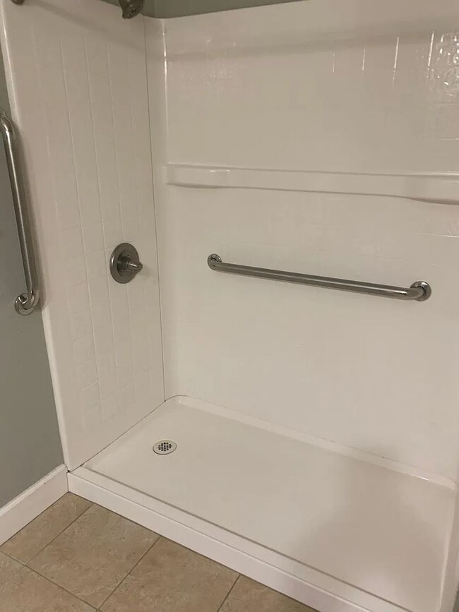 Building Photo - MOVE IN SPECIAL $500 OFF OF FIRST MONTHS RENT!!