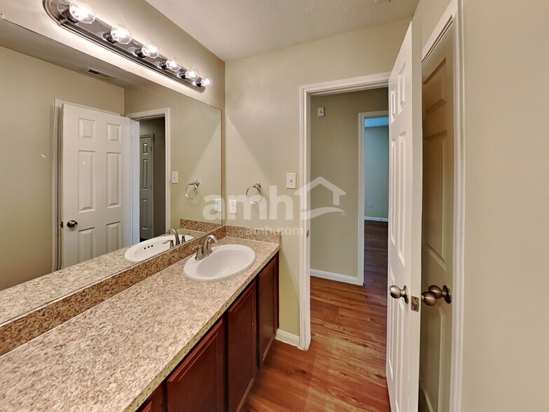 Building Photo - 3930 Hawthorne Glen Ct