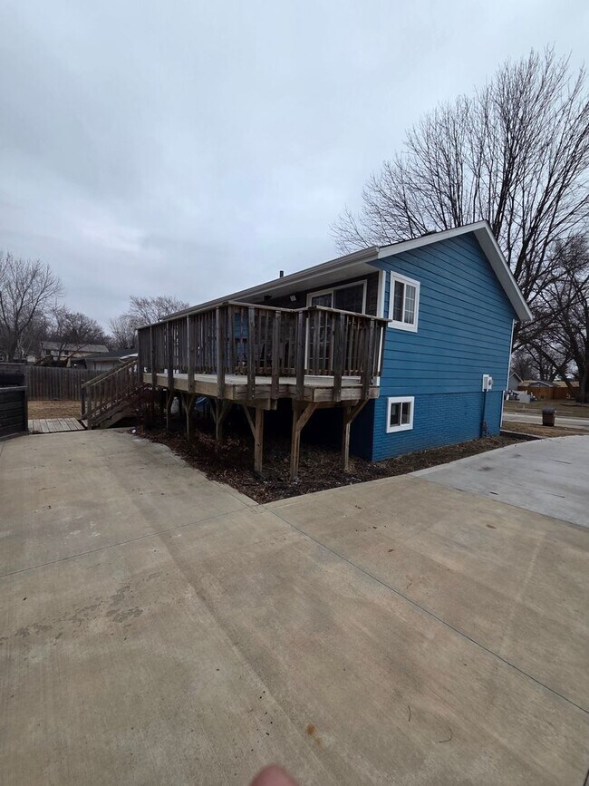Building Photo - 215 Knoll Dr