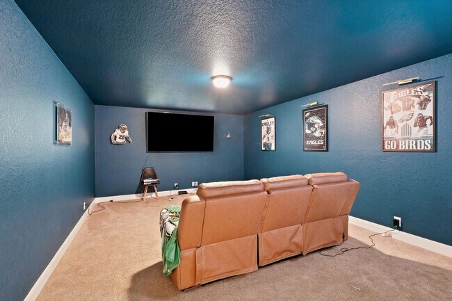 Building Photo - Spacious 6 Bedroom with Media Room!