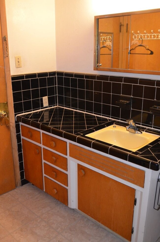 Building Photo - 3 bed, 2 bath home in Parkade area