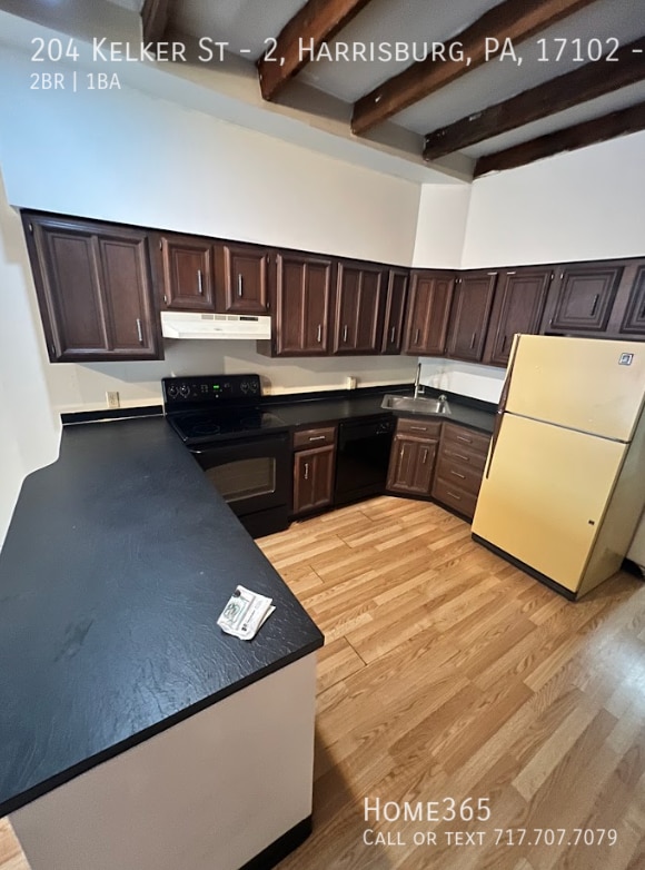 Building Photo - Spacious 2 Story Home.