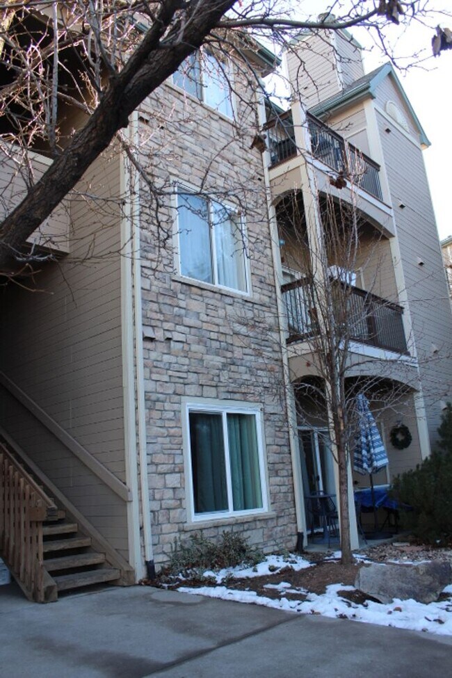 Building Photo - Littleton 2 br/2 ba Condo in Mountain Gate III!