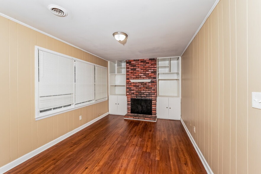 Building Photo - 1700 Serene Dr