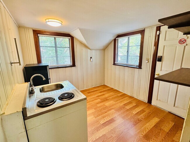 Building Photo - Charming 5-Bedroom Home with In-Law Suite ...