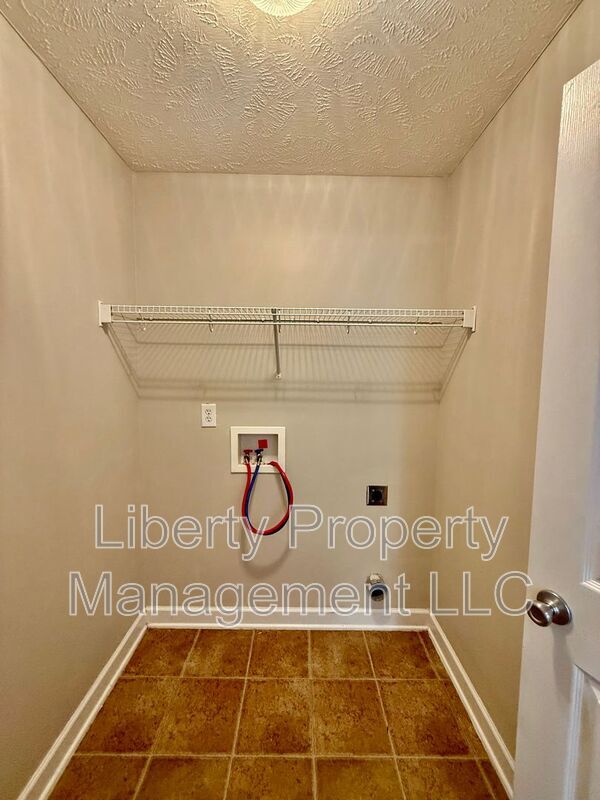 Building Photo - 1800 Balmoral Dr