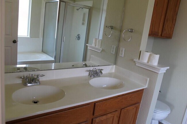 Building Photo - 1009 Clayton Dr
