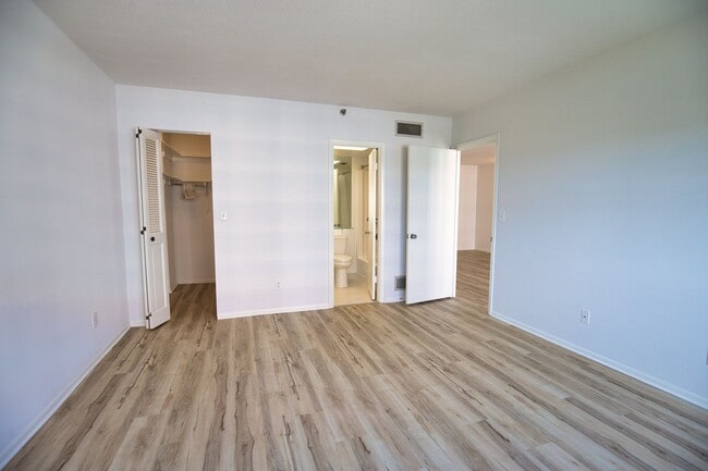 Building Photo - Annual Unfurnished Venice Island Condo – Costa Brava