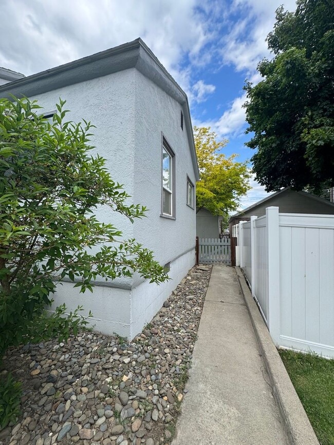 Building Photo - Charming 3 Bed Rental in Prime Location