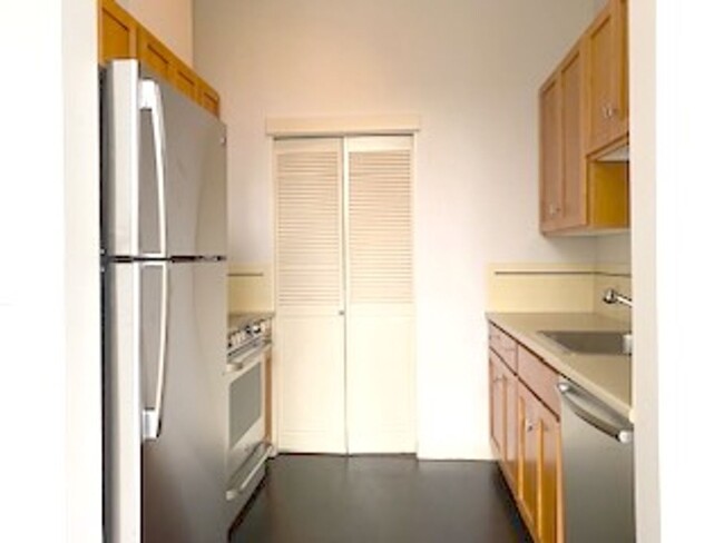 Building Photo - Sun-Filled Queen Anne Condo With Private E...