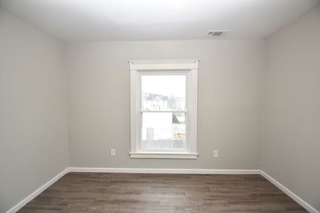 Building Photo - Spacious Downtown Mishawaka Apartment