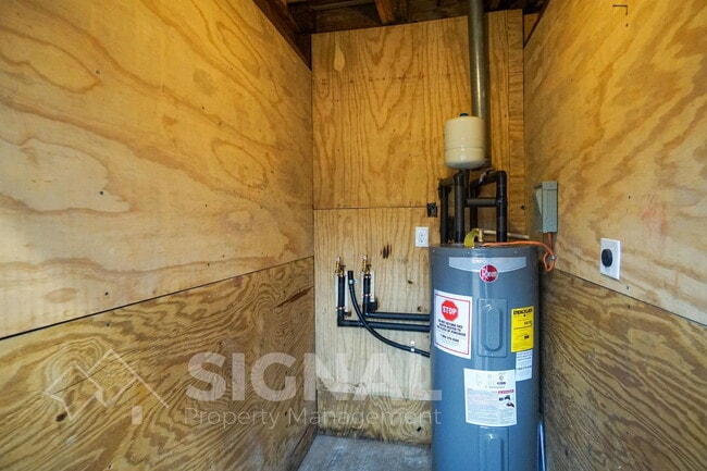 Building Photo - 712 Robison Dr