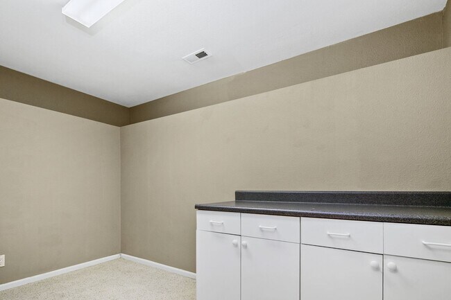 Building Photo - Parkside Paradise: Spacious 5-Bed Luxury in Hobble Creek