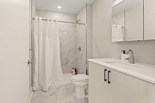 Building Photo - 916 N Delaware Ave