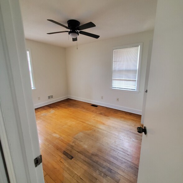 Building Photo - 301 W Lakeside Ave