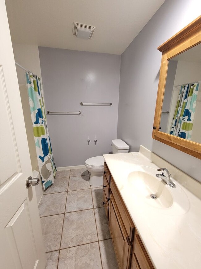 Building Photo - 5 bed/ 3 bath Single family home.