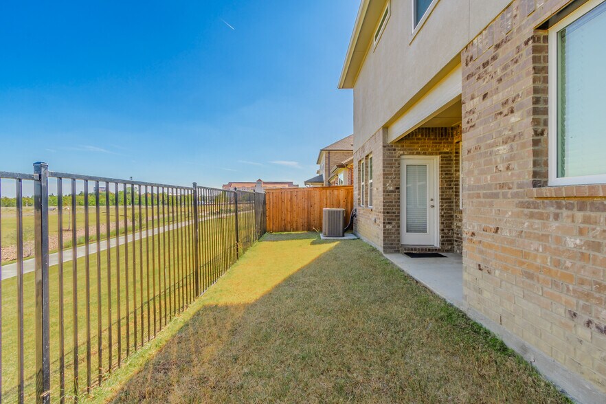 Building Photo - 2068 Buffalo Hill Dr