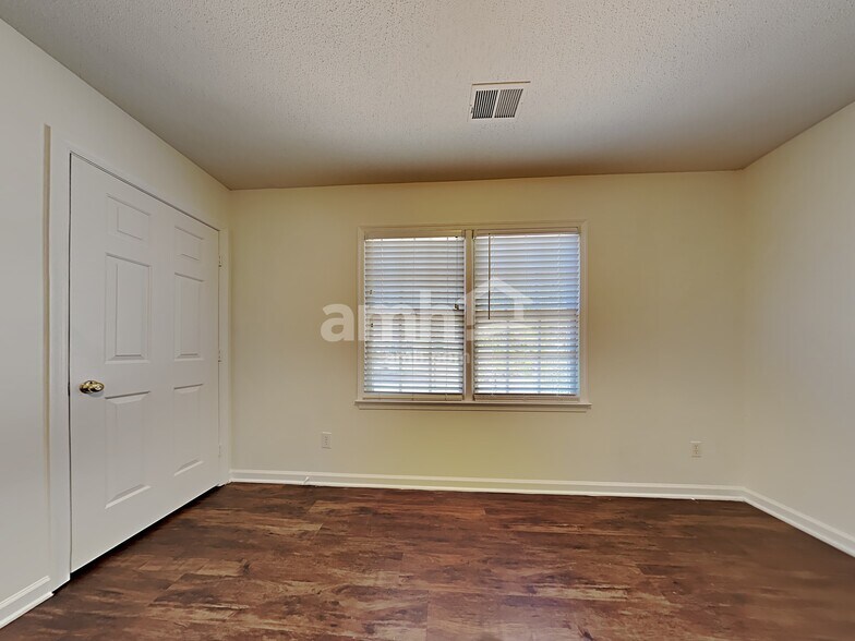 Building Photo - 29 Park Village Ln