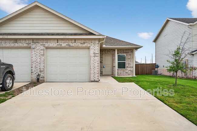 Building Photo - 2813 Peony Dr