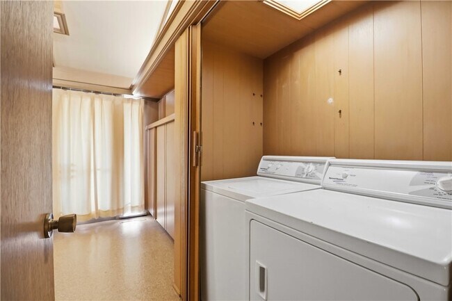 Building Photo - 951 Pembroke Rd